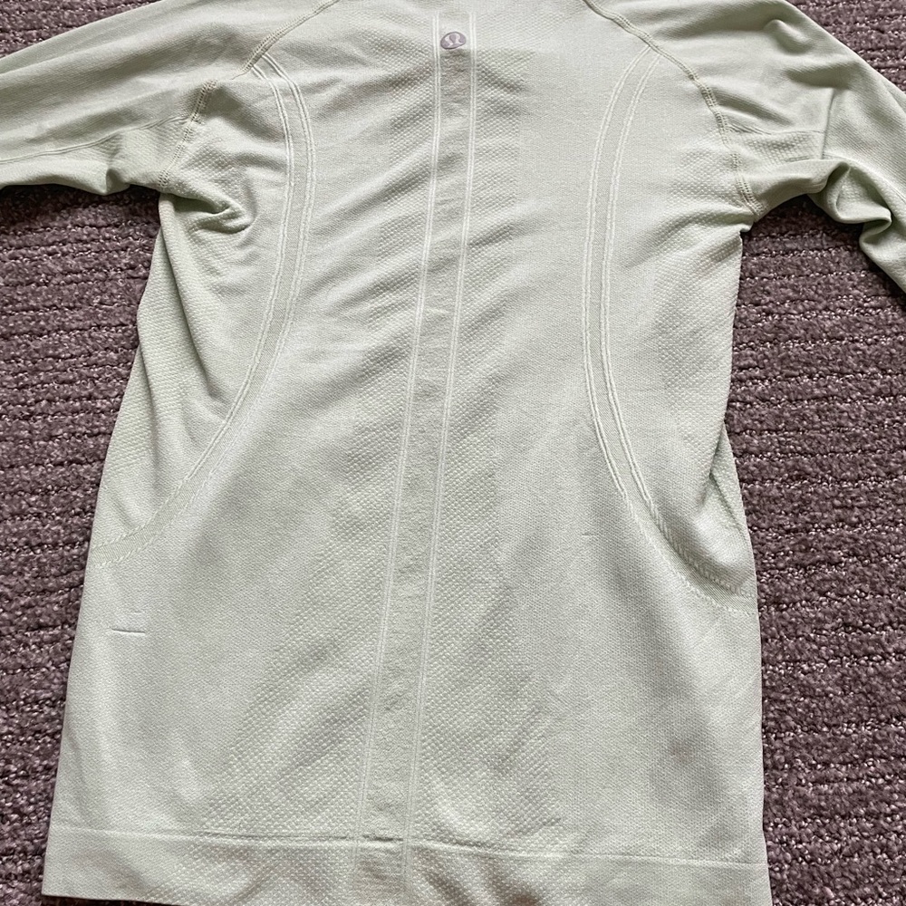 ATHLETIC TOP WITH LULULEMON LOGO💚🌴